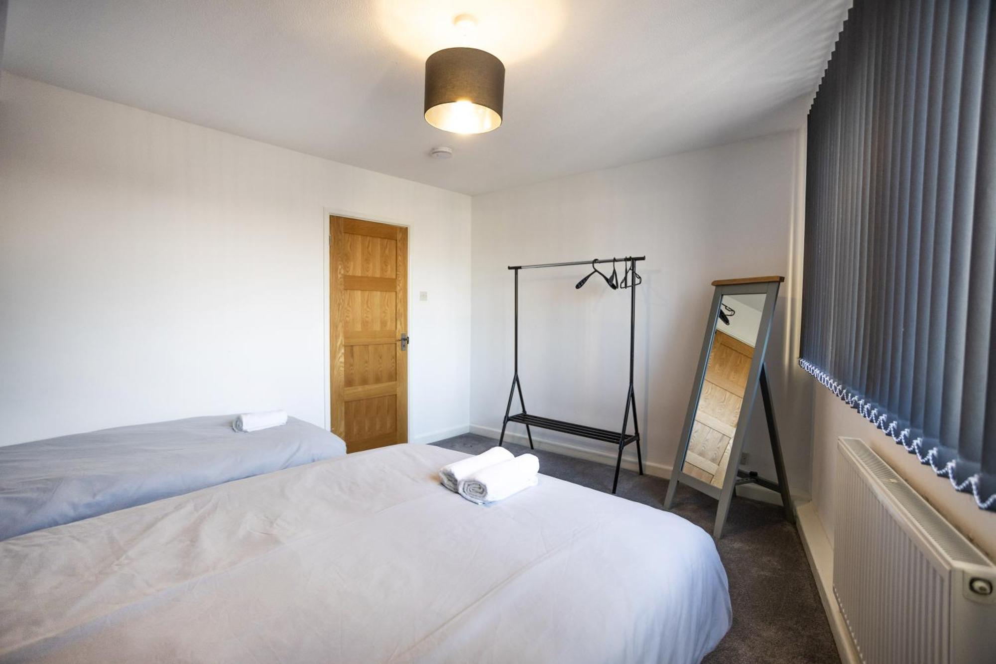 Hanham Rd Location Long Sleeps 9 By Shortstayuk *