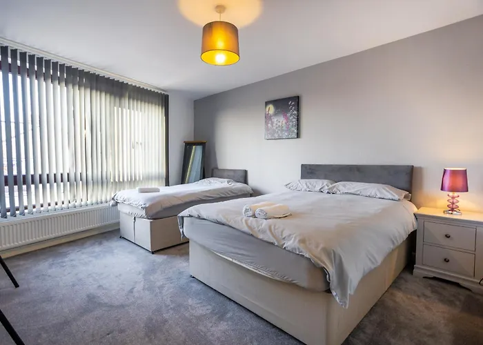 Hanham Rd Central Location Long Stay Sleeps 9 By Shortstayuk