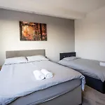 Hanham Rd Central Location Long Stay Sleeps 9 By Shortstayuk