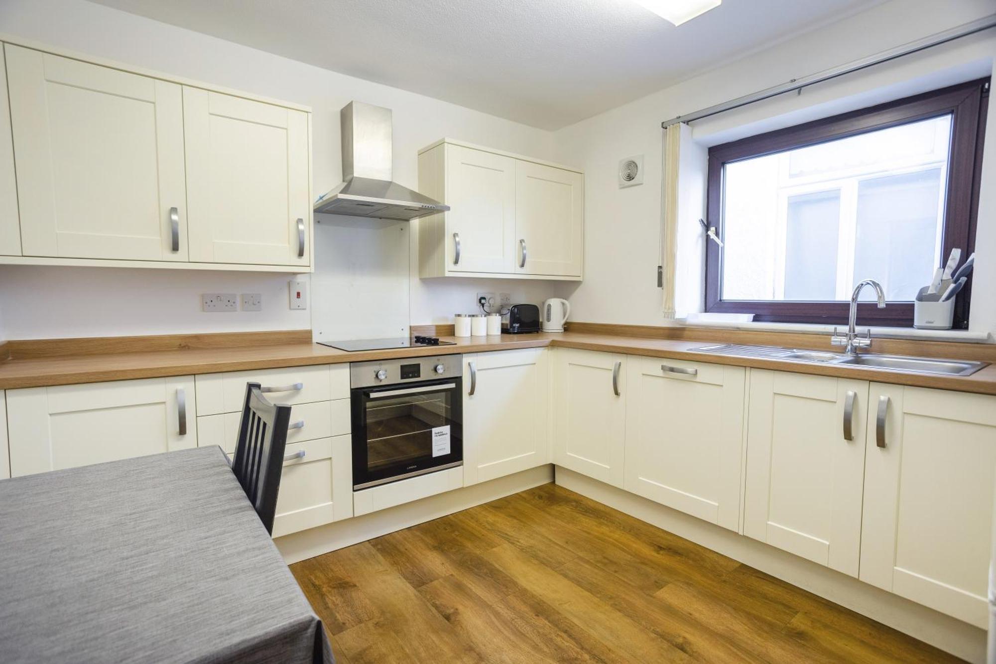 Hanham Rd Location Long Sleeps 9 By Shortstayuk