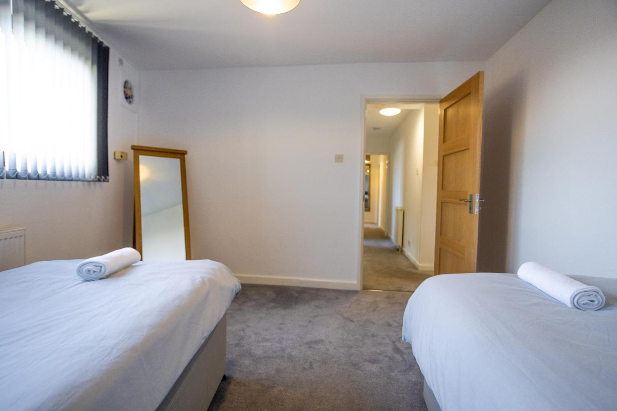 Hanham Rd Location Long Sleeps 9 By Shortstayuk Apartment