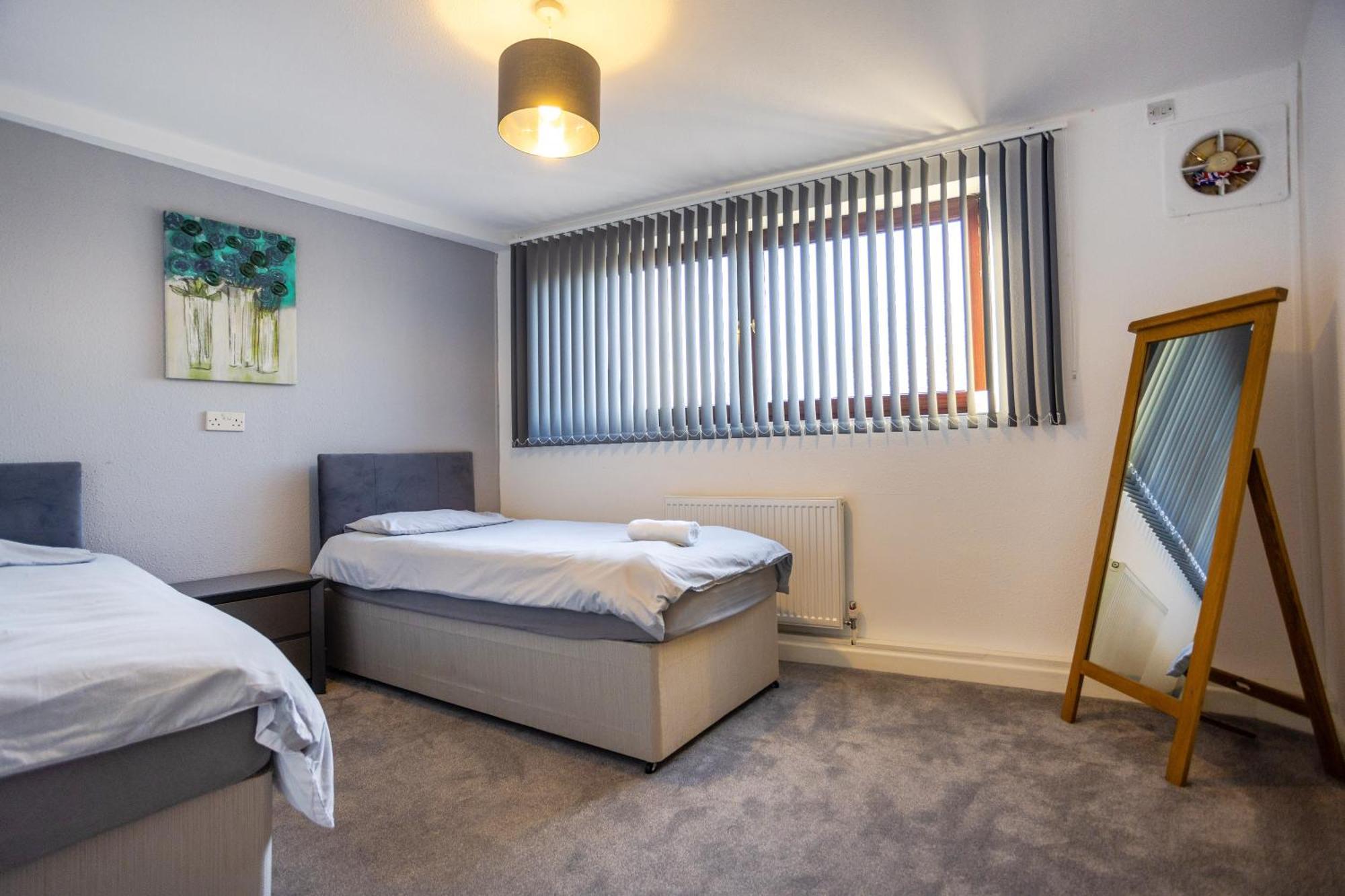 Hanham Rd Location Long Sleeps 9 By Shortstayuk